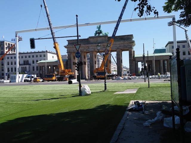 ブランデンブルク門の周りを緑化?