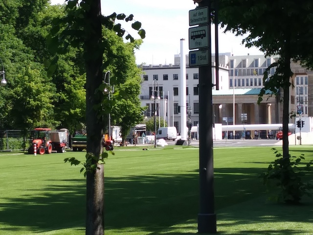 ブランデンブルク門の周りを緑化?